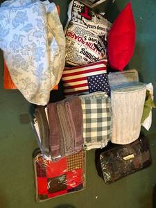 lot 180 image: Collection of Assorted Quilts, Throw Pillows, Table Linens, Bath Mats and HandSalonTowels