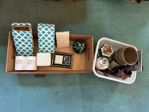 lot 196 image: Mixed Collection of Decorative Home Items with JFK Memorabilia