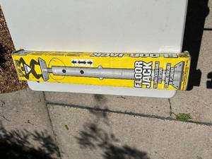 lot 205 image: Adjustable Floor Jack, 2 Ft. 10 In. to 4 Ft. 7 In. Range