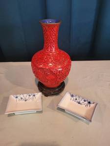 lot 12 image: Vintage Red Vase with Wooden Stand and 2 Porcelain Trays