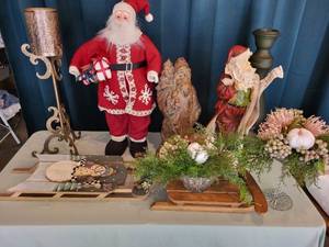 lot 86 image: Christmas Decor Collection Including Santa Figures and Holiday Arrangements