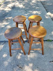 lot 129 image: Set of 4 Wooden Bar Stools with Turned Legs