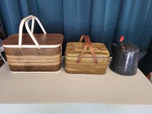 lot 142 image: Set of 3 Vintage Picnic Baskets with Coffee Pot