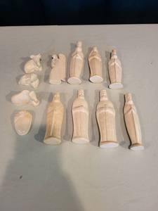 lot 143 image: Set of 11 Hand-Carved Figurines from Kenya