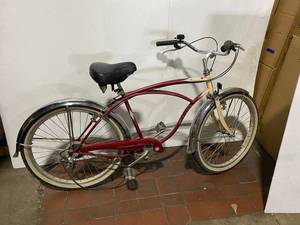 lot 28E image: Schwinn Cruiser Six Bicycle
