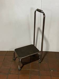 lot 41E image: Sturdy Chrome Step Stool with Handle and Non-Slip Platform