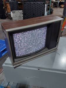 lot 73E image: Vintage Sony Trinitron Color TV Model KV-1917 1984 Retro Gaming