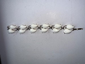 lot 25J image: Vintage Milk Glass Leaf Link Bracelet with Gold Tone Setting