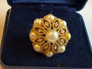 lot 3J image: Vintage Gold Tone Cocktail Ring with Faux Pearls