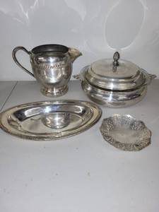 lot 88 image: Collection of 4 Vintage Silverplate Serving Pieces