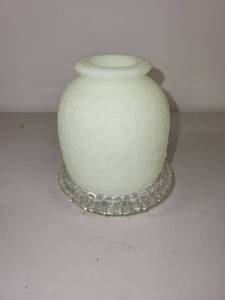 lot 89 image: Vintage Fairy Lamp with Uranium Glass Shade