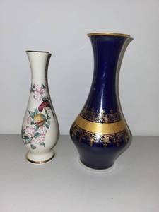 lot 90 image: Lenox Fine China Serenade Bud Vase and Echt Cobalt Bavaria Vase Set