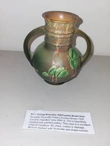 lot 91 image: Roseville Pottery 1938 Fuschia Brown Handled Vase #891-6