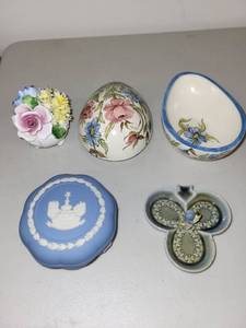 lot 99 image: Set of 5 Decorative Trinket and Jewelry Boxes Including Wedgwood and Irish Belleek