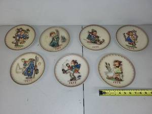lot 70 image: Set of 7 Goebel Hummel Annual Collector Plates 1971-1977
