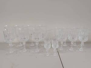 lot 103 image: Elegant Crystal Wine Glass Set - 18 Pieces