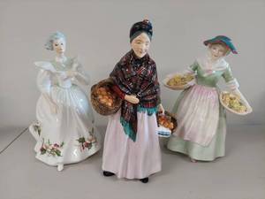lot 7 image: Royal Doulton Figurine Set