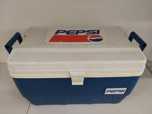lot 13 image: Vintage Pepsi Igloo Cooler 48Qt Collectible