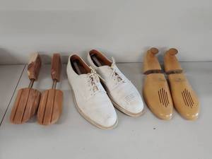 lot 19 image: Vintage Mens White Suede Dress Shoes with Accessories