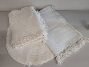 lot 24 image: White Cotton Bathroom Rug Set