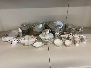 lot 117 image: Noritake Azalea Floral China Tea Set - Vintage Collection
