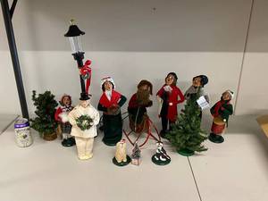 lot 132 image: Byers Choice Hand-Painted Christmas Caroler Figurines Set