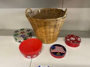 lot 138 image: Wicker Basket with 4 Festive Tin Containers Collection