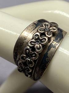 lot 14B image: Sterling Silver Floral Pattern Vintage Ring