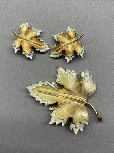 lot 46B image: Leaf Brooch Pin Set - Vintage Gold Tone