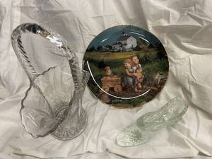 lot 12 image: M.I. Hummel Summer Stroll Plate with Glass Basket & Shoe