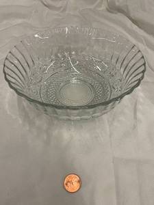 lot 45 image: Clear Glass Decorative Serving Bowl