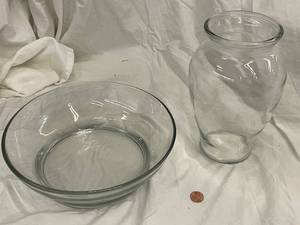 lot 73 image: Set of Large Glass Vase and Bowl