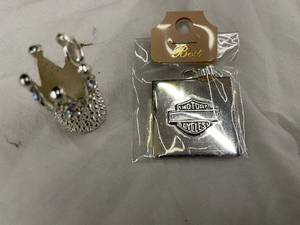 lot 80 image: Decorative Crown-Shaped Keychain with Silver Motorcycle Square Keyring