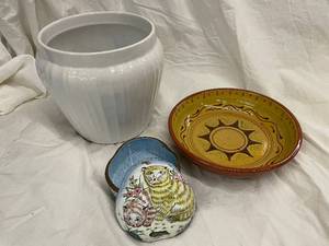 lot 83 image: Collection of 3 Hand-Painted Ceramic Decorative Pieces