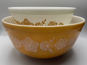lot 7 image: 1970s Vintage Pyrex Butterfly Gold Nesting Bowls  Vintage Kitchen