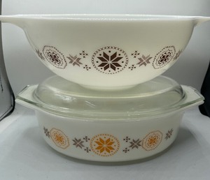lot 24 image: Vintage Town and Country Pyrex Vintage Kitchenware