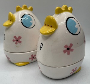lot 26 image: 1959 Holt Howard Chick Salt and Pepper Egg CupsSalt and Pepper Shakers Vintage Kitchen