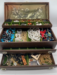 lot 32 image: Large Vintage Jewelry Box with Jewelry