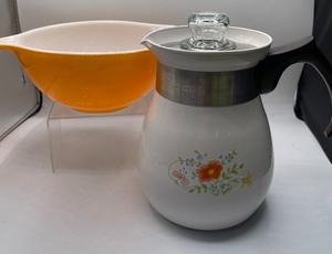 lot 35 image: Vintage Kitchen Pyrex and Coringware Percolator