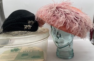 lot 65 image: Vintage Ladies Hats and Hat Box Dusty Pink Ostrich Feather Fascinator and Wool Hat with Pins