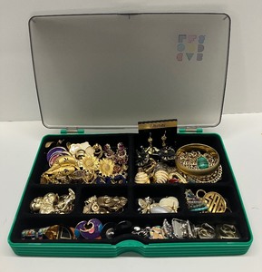 lot 58 image: Vintage Lot of Jewelry and Caboodles Case