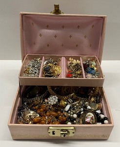 lot 69 image: Vintage Jewelry Box Full of Vintage Costume Jewelry