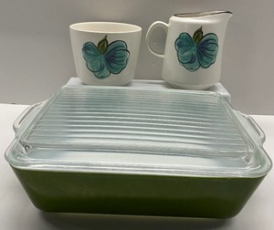 lot 90 image: Vintage Pyrex Verde (Green) Refrigerator Dish with a Clear Glass Lid