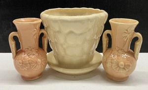 lot 125 image: Vintage Brush McCoy Bubble Flower Pot and USA vases