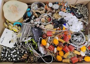 lot 120 image: Large Lot of Vintage Costume Jewelry