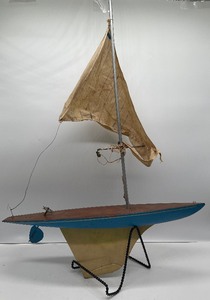 lot 95 image: Vintage Antique Pond Sailboat Possibly Keystone Pond Boat or a Jacrim Keystone Model