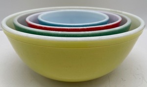lot 98 image: Vintage 4 Piece Four Piece Primary Nesting Bowl Set by Pyrex