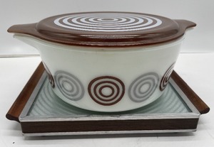 lot 103 image: Vintage Pyrex Salton Bullseye Cosmopolitan Casserole and Warming Plate Promotional Pyrex
