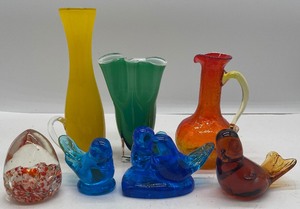 lot 178 image: Collectible Blown Glass Paperweight and Birds, Vases Rainbow Bird