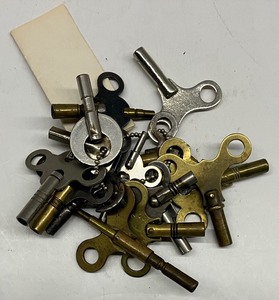 lot 170 image: Lot of Vintage Clock Keys